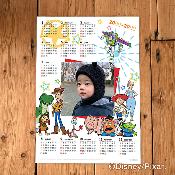 トイ ストーリーの壁掛けカレンダー A3縦 富士フイルムのフォト